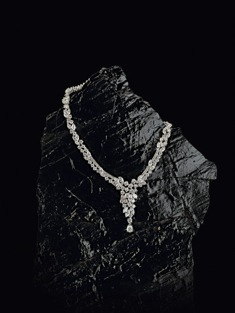 黑色背景上的钻石订婚项链。图片下载