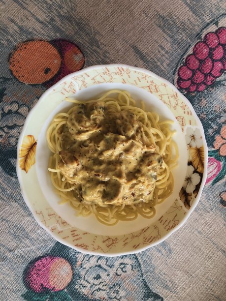 俯视图上的意大利面上面有炸蘑菇图片下载