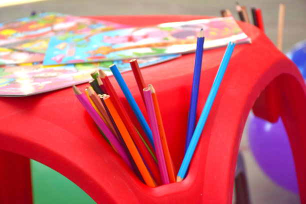 彩色铅笔和教育玩具在桌子上图片下载