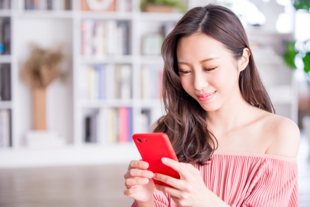 快乐的女人用智能手机图片下载