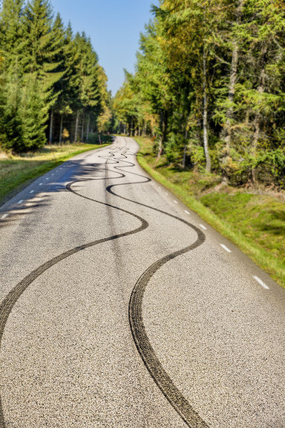 轮胎滑痕图片下载