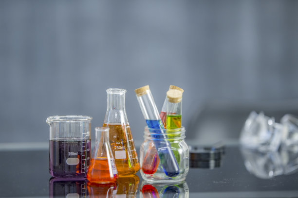 桌上放着化学药瓶图片下载