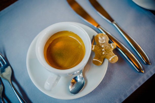 一杯咖啡和一个姜饼人。健美的形象。圣诞佳节,。冬天的假期。怀旧复古的风格。浪漫的概念。有选择性的重点。早上好概念。黑咖啡图片下载