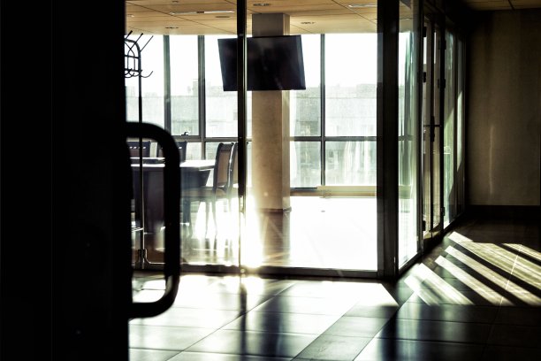 办公室内部与日落照明和阴影图片下载