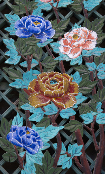 韩国一佛教寺庙的木门装饰上雕刻的花卉图案。图片下载