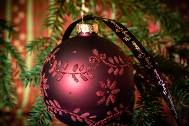 一个红色的圣诞树球与装饰品的特写图片下载