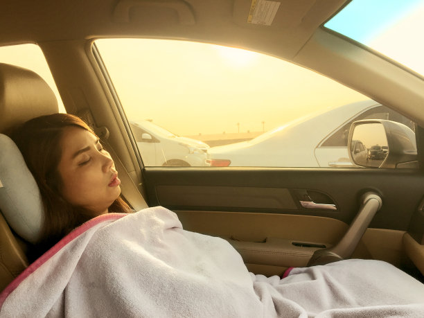 在车里睡觉的亚洲女人图片下载