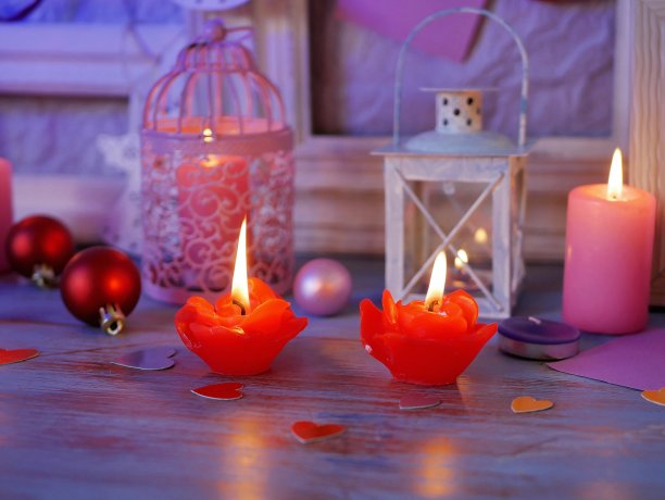 节日室内组成球，点燃的蜡烛，木制框架，装饰灯，感觉心，纸为笔记在木桌上图片下载