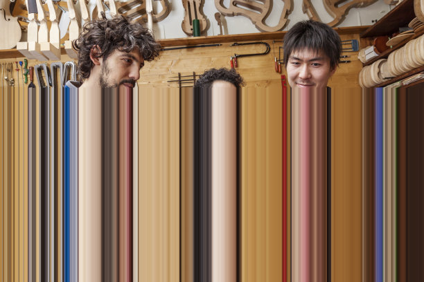 一组测试小提琴的工匠、小提琴制造者图片下载