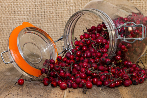 桌上放着红色的山楂浆果，有选择性的集中图片下载