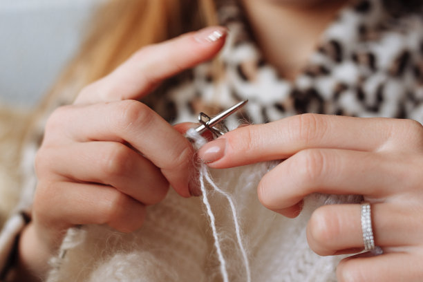 那个女人用手织毛线衣服。编织针。特写镜头。天然羊毛。水平的照片。自由职业，有创意的工作和生活理念图片下载