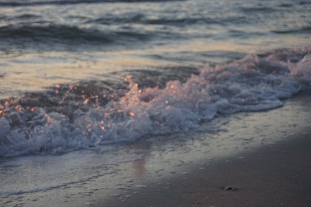 海浪拍击海岸图片下载