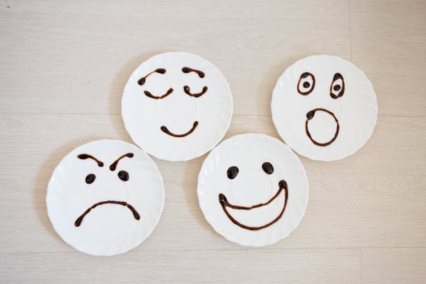 水槽上画着情绪和快乐的脸庞图片下载