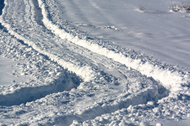 汽车在雪地上留下痕迹图片下载