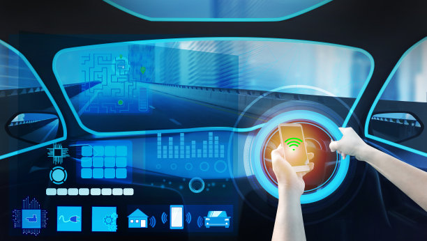 内部视图，显示屏幕和自动驾驶。电动智能汽车技术。素材图片