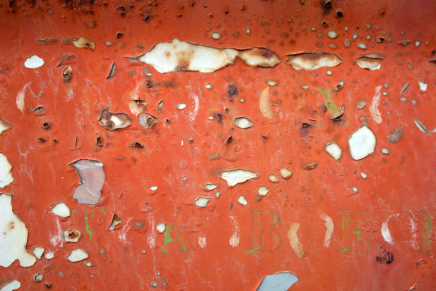 生锈的旧金属上的红漆剥落图片下载