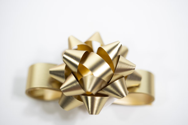 彩色的丝带在白色的背景上打结图片下载