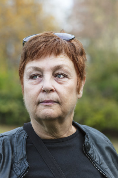 户外漂亮的红头发高级女人的肖像图片下载