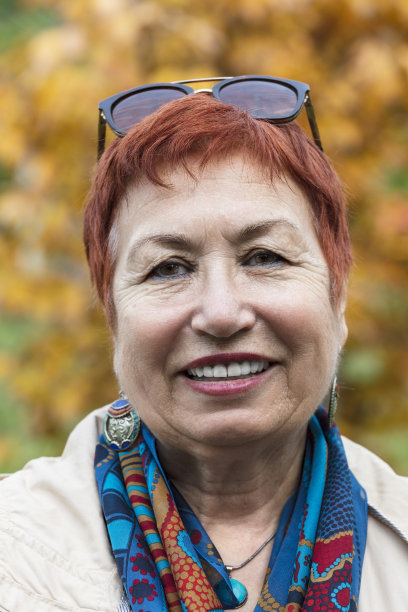 户外漂亮的红头发高级女人的肖像图片下载