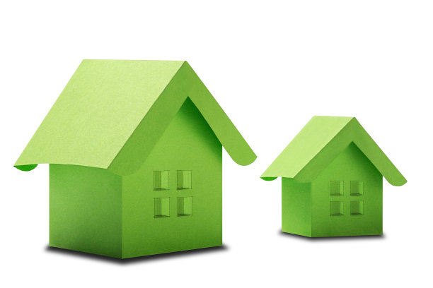 房地产概念，钥匙和纸房子与窗户在孤立的白色背景与阴影。创意房地产概念、个人财产和家庭住宅、生态。图片下载