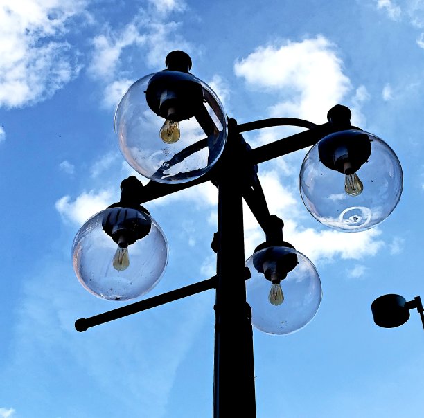 灯泡和蓝天图片下载