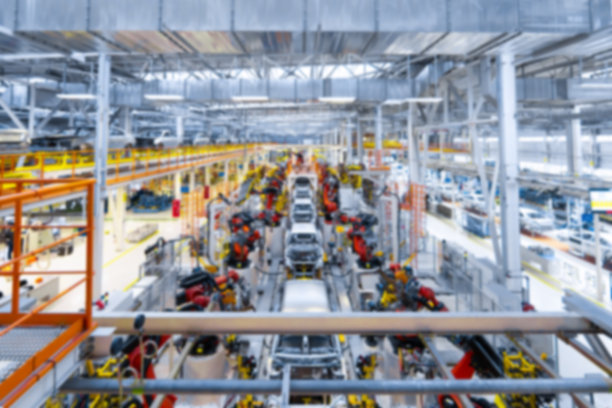 汽车装配线生产的模糊前提。汽车工厂的散焦图像图片下载