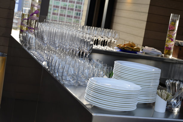 自助餐台上的空杯子和盘子图片下载