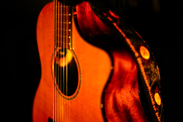 日落中的原声吉他图片下载