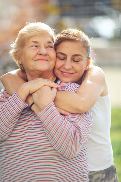 慈爱的成年女儿拥抱快乐的老年母亲图片下载