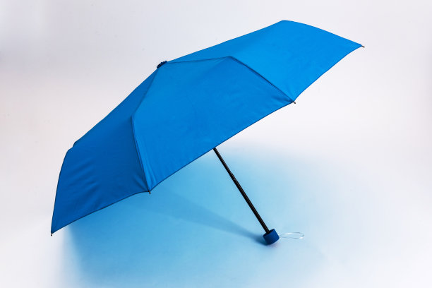白色背景和蓝色伞图片下载
