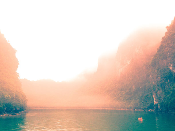 多雾的下龙湾与人划船图片下载