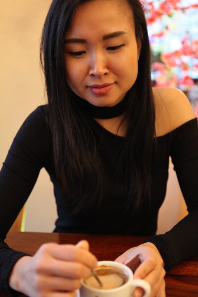 越南小女孩喝着咖啡图片下载