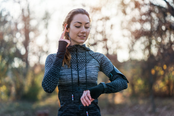 准备在公园跑步的女运动员图片下载