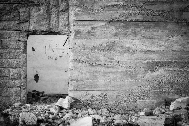 未完工的混凝土建筑，有门框。废弃的建筑。图片下载