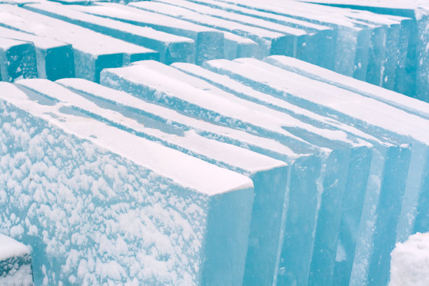 为新年制作冰雕准备冰块。图片下载