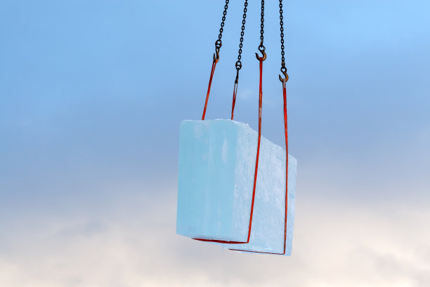 用起重机装载冰块。寒冰屏障,特写图片下载