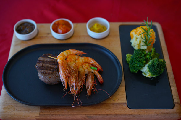 牛皮牛排(牛肉和虾)图片下载