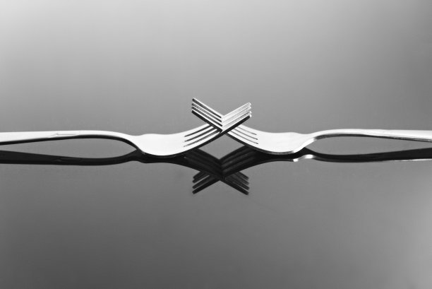 叉孤立在黑色背景图片下载