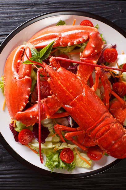 烹饪海虾与新鲜蔬菜沙拉在盘子上特写。垂直的俯视图图片下载