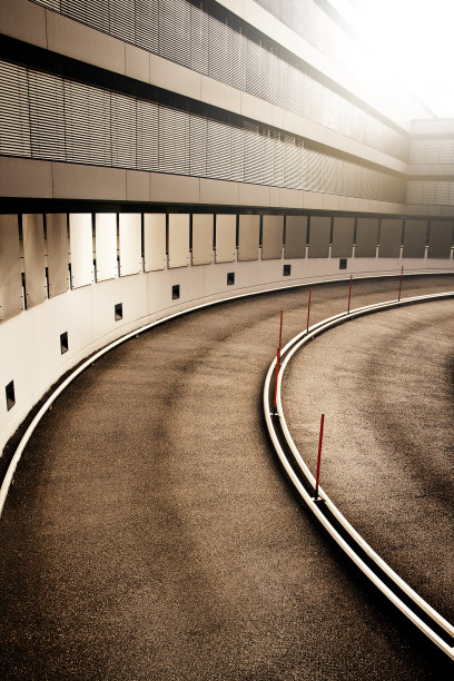 办公楼立面和蜿蜒的道路图片下载