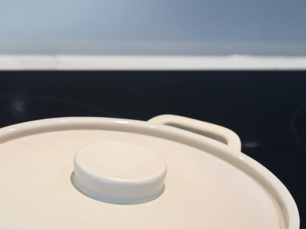 现代厨房炉灶与锅的特写盖子图片下载