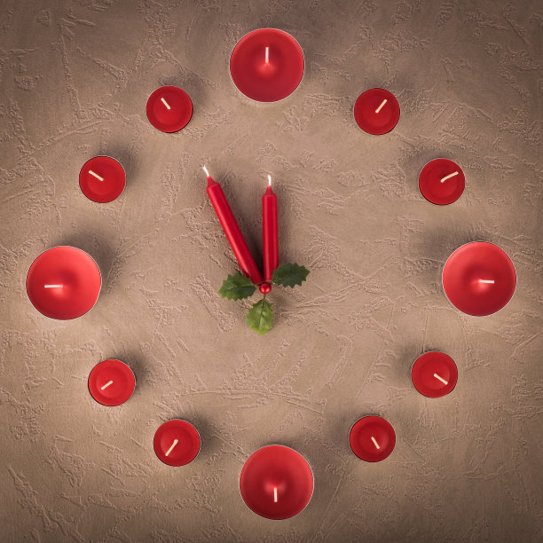 圣诞钟的茶灯蜡烛。差五分钟十二点图片下载