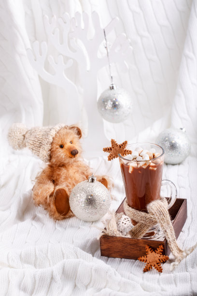 一杯热巧克力，棉花糖，姜饼饼干和可爱的泰迪熊在白色针织毯子。舒适的冬天氛围。冬季的概念。圣诞快乐，恭贺新禧。图片下载