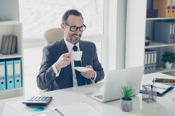 有吸引力的英俊梦幻的男人在时尚风格时尚的礼服形式图片下载
