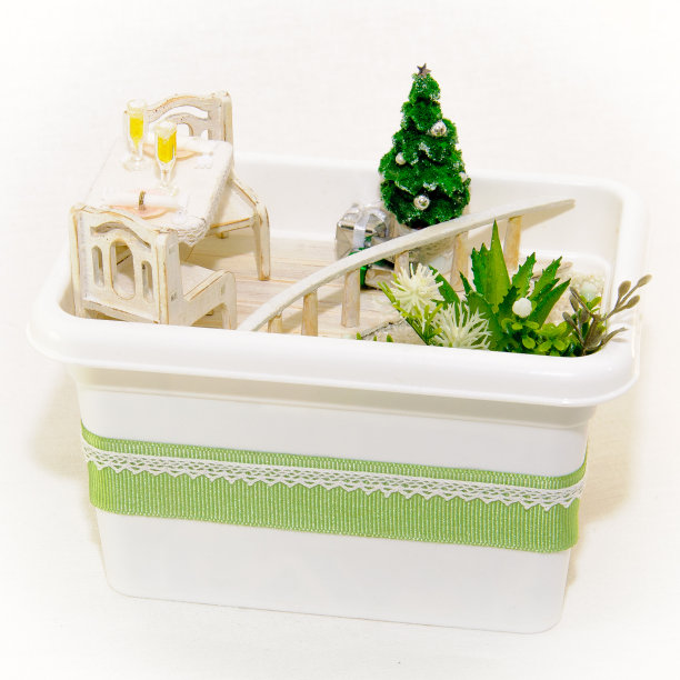 侍女，一间爱好室新年室有香槟，装饰过的圣诞树图片下载