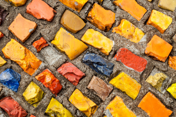 质地、背景、模式。多色马赛克石头的特写照片。结构设计装饰。游泳池墙面和地板的整理图片下载