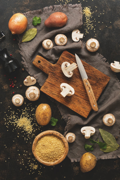 烹饪蘑菇汤的配料在一个黑暗的乡村背景，俯视图。健美的照片图片下载