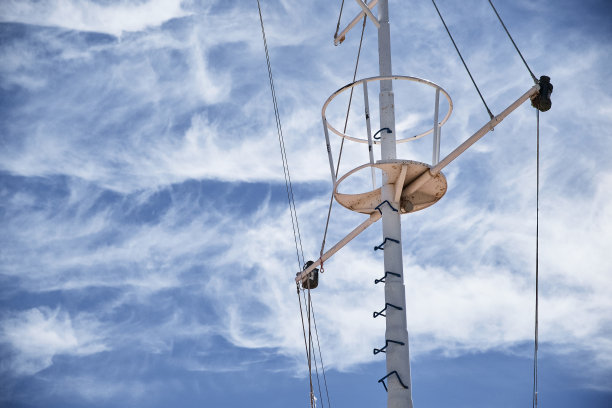 传统帆船上桅杆的特写。桅杆大型木船的桅杆蓝天映衬下帆船的桅杆和索具，美丽的旅游图片。旅游广告背景图片下载