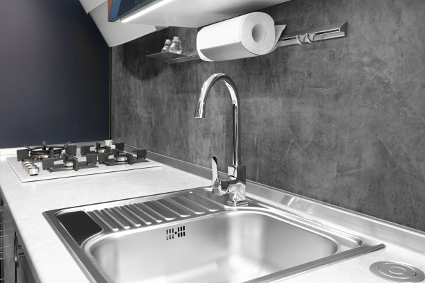 厨房内饰，现代厨房配备豪华搅拌机，早餐概念，厨房背景，健康饮食概念，现代厨房内饰以灰色调图片下载