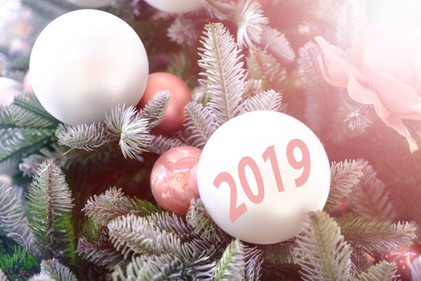 装饰圣诞树特写。白色和米色的球和发光的花环与手电筒。新年装饰物微距照片与散景。冬季节日灯光装饰。图片下载